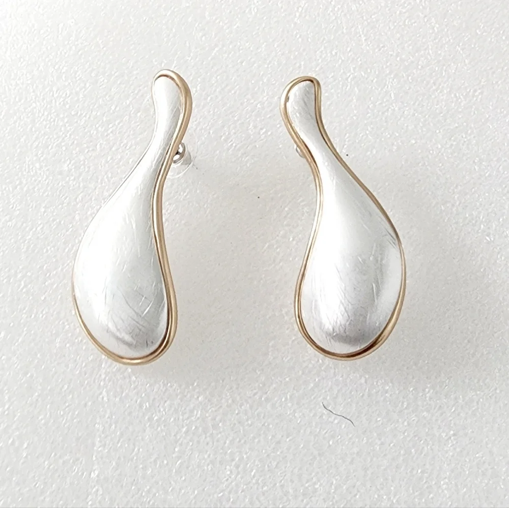 Fashion Jewelry Striking Geometric Gold Tear Drop Earrings - Picture 2 of 5
